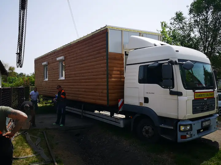 Faburkolatú mobilház szállítása teherautón