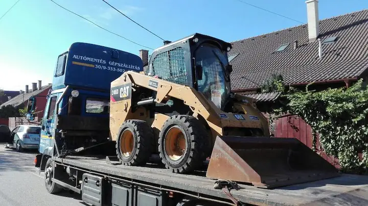 Kompakt rakodógép szállítása