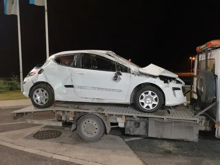 Sérült személyautó elszállítása éjszaka, autómentővel