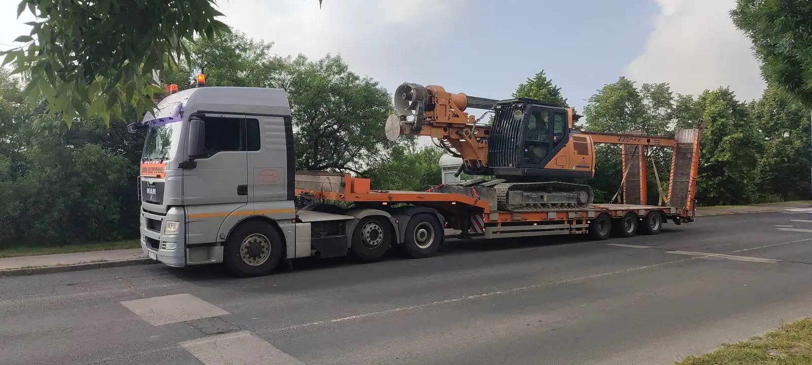 Lánctalpas munkagép szállítása alacsony rakfelületű pótkocsin