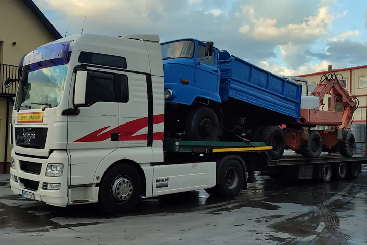IFA teherautó és kotrógép a Csuka Trans nyerges vontatóján